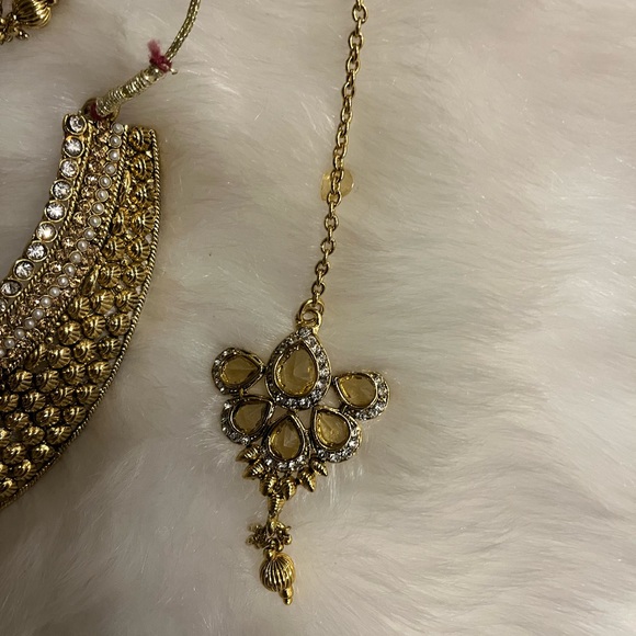 Costume jewelry statement necklace and earrings - Picture 3 of 6